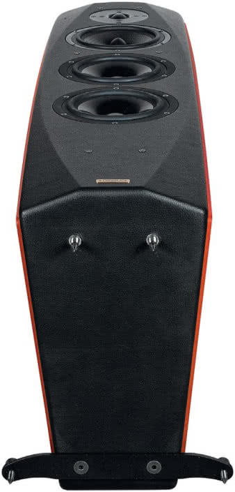 Cokół jest w formie „szczątkowej”, ale wystarczającej
i dyskretnej; tylko z tyłu instalujemy płozę rozstawiającą
szerzej punkty podparcia; z przodu wkręcamy
dwa kolce bezpośrednio do obudowy.