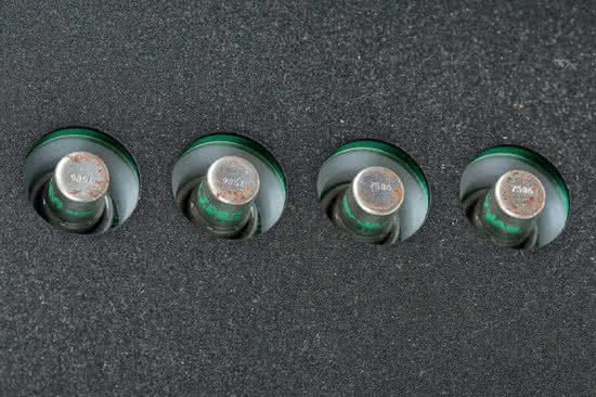 Gniazda nuwistorów zostały obudowane pierścieniami z diodami LED, aby wyeksponować te bardzo niepozorne elementy i nadać im „lampowy” charakter.