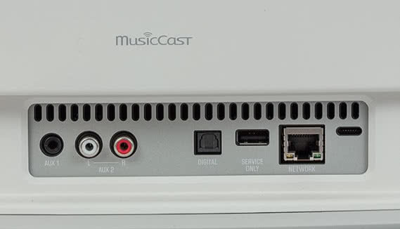 Panel przyłączeniowy jest całkiem poważny – obejmuje nawet trzy wejścia audio, ale gniazdo USB pełni wyłącznie funkcje serwisowe.