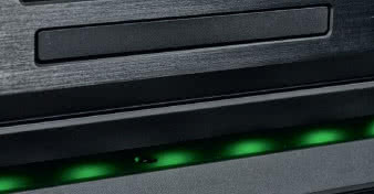 Do zielonego wyświetlacza dodano diodowy pasek
pod dolną krawędzią frontu, podświetlenie można
jednak wyłączyć.