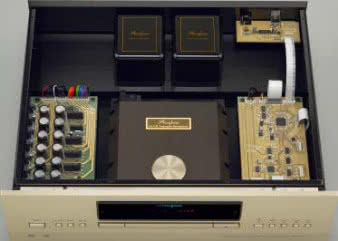 Z tyłu widać dwa transformatory - osobno zasilany jest napęd i korekcja błędów, a osobno układy wyjściowe.