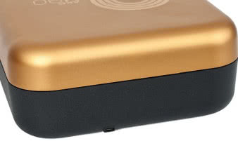 Na dolnej krawędzi
pudełka umieszczono port
USB, a wewnątrz poprowadzono
kabel do ładowania
akumulatorów (gdy słuchawki
są odłożone na swoje
miejsce.