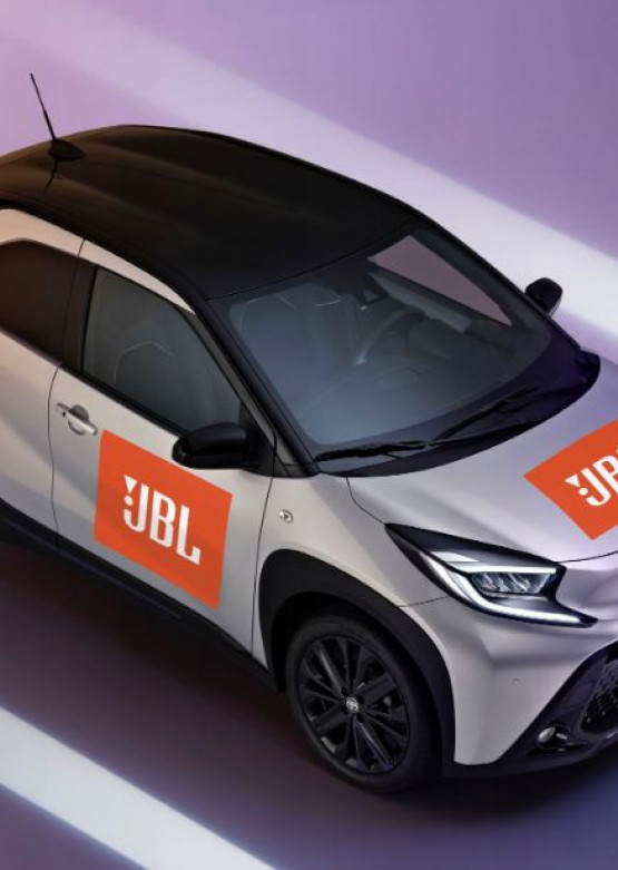 JBL gra razem z WOŚP. Weź udział w aukcjach na allegro i wylicytuj Toyotę Aygo