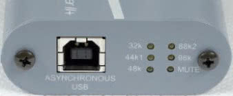 Wejście (jedno jedyne, ale z diodami wskazującymi
częstotliwość próbkowania) po jednej stronie...