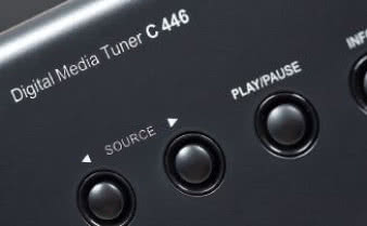 Aktywne źródło sygnału zmienimy dwoma przyciskami
- jak we wzmacniaczu. Obok pojedynczy przycisk
przeznaczony dla odtwarzacza plików.