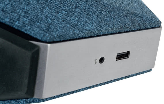 W zakamarkach ozdobnej ramki zamaskowano złącze USB i analogowe wejście mini-jack.