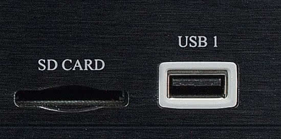 Na frontowym panelu przygotowano dwa złącza – USB (np. dla dysków twardych) i czytnik kart pamięci SD