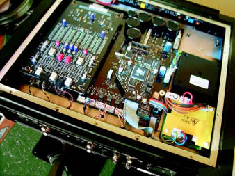 Środek Deliusa nie przypomina
żadnego znanego przetwornika