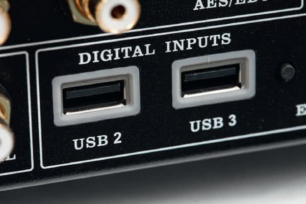 Na tylnym panelu też są dwa złącza USB-A; gdyby np. sieć zawiodła, można „zaserwować” muzykę i w taki sposób