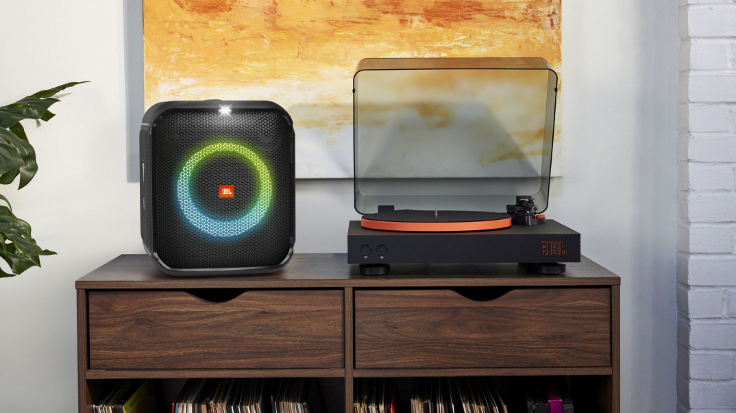 Spinner BT - JBL wprowadza do oferty gramofon z technologią Bluetooth