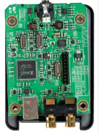 Duża kość XMOS-a na wejściu to kluczowy
układ tego urządzenia. Zaprogramowano tam jego
parametry (24/96) i sposób pracy (asynchroniczny).
Widać też osobne zegary dla rodzin 44,1 kHz
oraz 48 kHz.