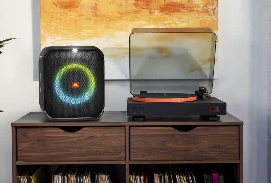 Spinner BT - JBL wprowadza do oferty gramofon z technologią Bluetooth