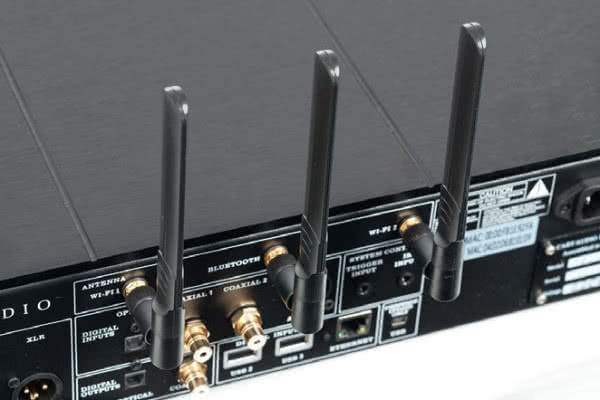 Trzy duże, panelowe anteny zapewniają wysoką stabilność i przepustowość połączenia.