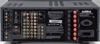 Niemal wszystkie standardy wejść i wyjść, choć nie w rekordowych liczbach.
Zabrakło portu USB i sieci LAN.