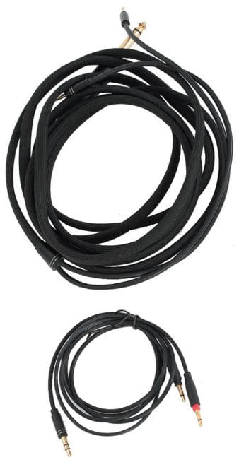 Producent
dołącza dwa
przewody,
długi i krótki,
szczupły
i gruby; kabel
zbalansowany
w końcówką
XLR4 można
dokupić.