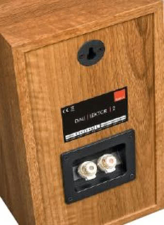 Uchwyt umożliwiający
zawieszenie
kolumny
na kołku licuje
z tylną ścianką
- tak zainstalowane
Lektory nie
będą wyraźnie
odstawać od
ściany.