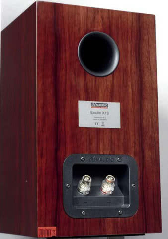 Pojedyncze gniazdo
przyłączeniowe nigdy
nie było w Dynaudio
przejawem oszczędności
- to jedna z pierwszych
firm, która zanegowała
sens bi-wiringu.
W zamian zaciski tej
jednej pary są duże
i wygodne. Tylna ścianka
pokazuje wysoką
jakość prac stolarskich
- została ona połączona
z pozostałymi
"na ostro".