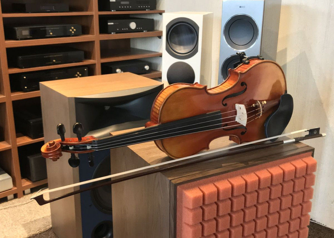 Prezentacja kolumn JBL L100 Classic i muzyka na żywo