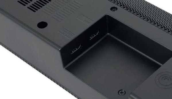 Gniazda przyłączeniowe podzielono na dwie sekcje umieszczone w szczelinach z tyłu obudowy. Najważniejsze będzie HDMI (z dodatkiem eARC), Q70T może się też komunikować z wybranymi modelami telewizorów (Samsunga) bezprzewodowo.
