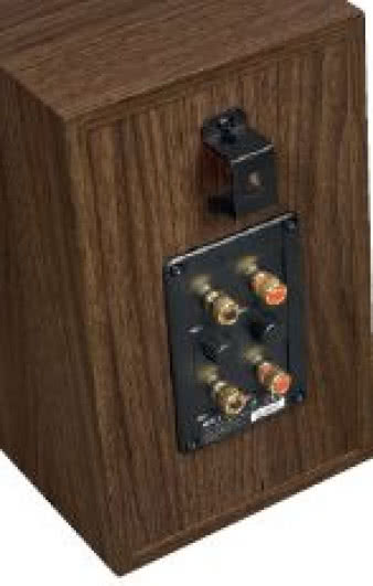 Uchwyt do montażu
ściennego
wyraźnie wystaje,
ale to celowe
- zaciski gniazda
przyłączeniowego
również
odstają, więc
Q100, wisząc na
ścianie, będzie
od niej o 2