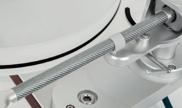 Gramofon jest w pełni manualny, dźwignia opuszczania ramienia działa precyzyjnie. Ramię jest proste, ma rurkę wykonaną z karbonu, a efektywna długość nieznacznie przekracza 9 cali.