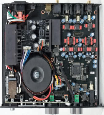 Solidna,
dokładna robota,
z układem
DSP na wejściu,
w którym
przeprowadza
się synchroniczny
upsampling,
dwoma
przetwornikami
cyfrowo-analogowymi
i układami
scalonymi
w podstawkach
w kolejnych,
analogowych
sekcjach.