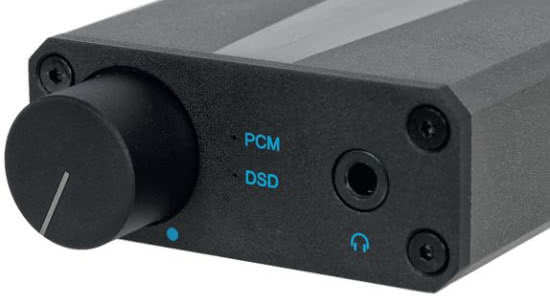 Za włączanie urządzeniaoraz regulację wzmocnienia (wyłącznie dla wyjścia słuchawkowego) odpowiada pojedyncze pokrętło, tuż obok widać miniaturowe diody - wskaźnik sygnałów DSD oraz PCM.