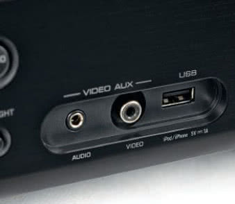 W gnieździe podręcznym pojawiło się USB
z obsługą iPoda.