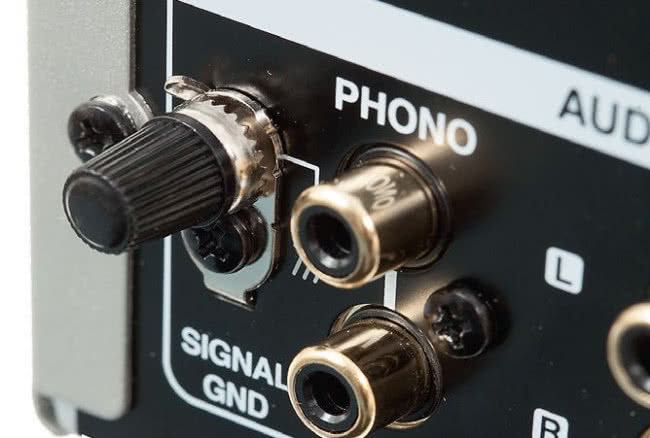 W sekcji gniazd analogowych wzmacniacza uwagę zwraca wejście gramofonowe dla wkładek MM i MC.