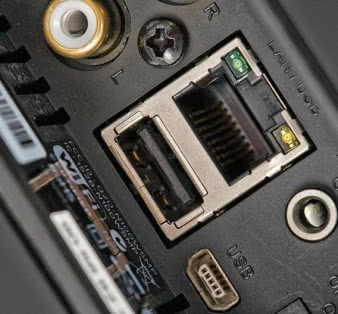 Każde urządzenie Bluesound
(oprócz kolumn) ma układy komunikacji
LAN i Wi-Fi, a także port USB. Jedną
z jego funkcji jest współpraca
z adapterem Bluetooth.