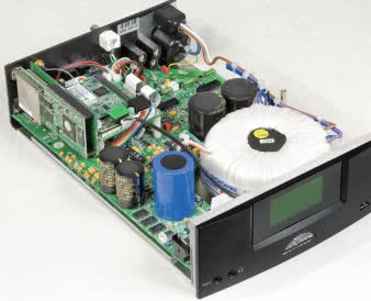 Napakowany środek
zdominował bardzo duży
transformator zasilający.