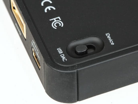 Wyboru wejścia (USB do komputera lub USB dla iUrządzeń Apple) dokonujemy małym hebelkiem na spodzie urządzenia.
