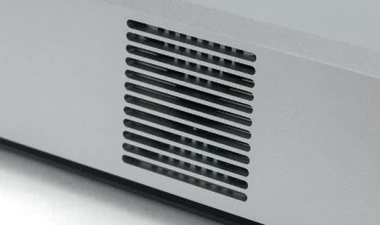 Niekonwencjonalnie rozwiązano chłodzenie wzmacniacza - wewnątrz pracuje wentylator, który przepycha powietrze przez szczeliny w bocznych ściankach.