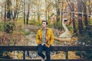 Ed Sheeran bis? Debiut Lewisa Watsona już w sprzedaży