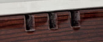 Trzy szczeliny w środkowej części podstawy
prowadzą do mikroregulatorów związanych
z kalibracją obrotów (niezależnie dla każdej
z trzech prędkości).