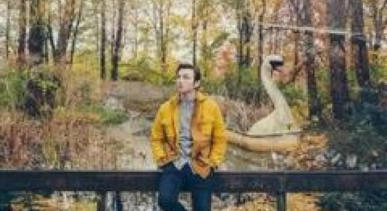 Ed Sheeran bis? Debiut Lewisa Watsona już w sprzedaży