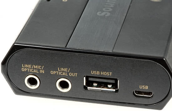 Oprócz złącz USB, E5 ma również wejścia i wyjścia mini-jack skupiające sygnały analogowe i cyfrowe (optyczne).