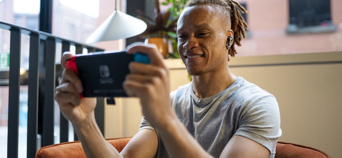 Nowe słuchawki dokanałowe JBL dla graczy - Quantum TWS