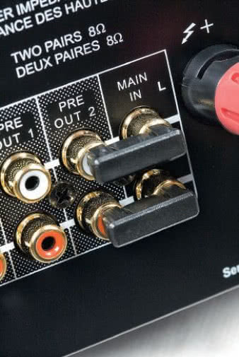 Zewnętrzna zwora założona na gniazda RCA
łączy sekcje przedwzmacniacza i końcówki
mocy - jej rozpięcie przerywa obwód wzmacniacza
zintegrowanego w newralgicznym
punkcie, ale umożliwia dostęp do jego poszczególnych
sekcji.