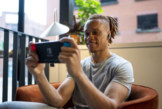 Nowe słuchawki dokanałowe JBL dla graczy - Quantum TWS