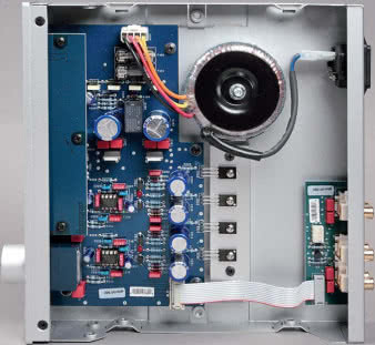 Układ zmontowano na niewielkiej płytce, a tranzystory końcowe przykręcono do obudowy.