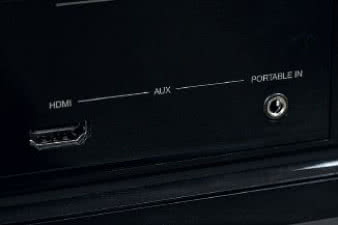 Wejście podręczne błyszczy gniazdem HDMI,
natomiast szkoda, że zabrakło portu USB.