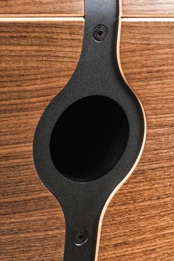 Wylot bas-refl eksu wkomponowano w stalowy
"szew" biegnący przez środek "pleców" obudowy.