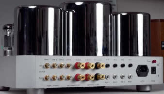 Tył wzmacniacza został
zagospodarowany nie tylko
przez gniazda wejściowe i
głośnikowe, ale też
przez regulatory biasu
lamp.