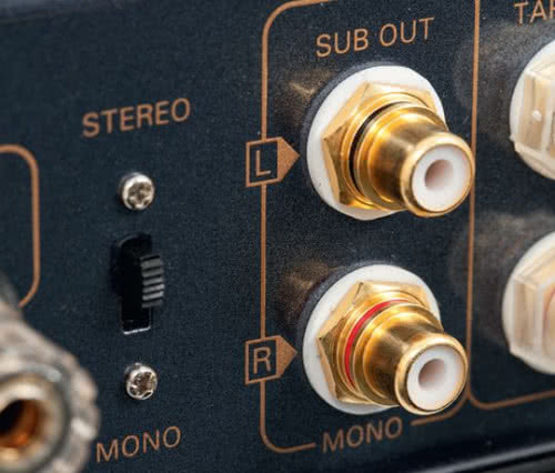 Przełącznik trybów mono/stereo to nietypowy dodatek do wyjścia subwooferowego, ale w rzeczywistości to niefiltrowane wyjście z przedwzmacniacza.