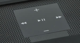 Bluesound Node 2 - chociaż pełna obsługa może odbywać się poprzez
aplikację sterującą, kilka przycisków na samym
urządzeniu nigdy nie zaszkodzi.