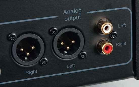 Na wyjściach analogowych, RCA oraz XLR, mamy stały poziom sygnału.