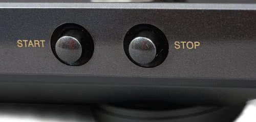 Denon to jedyny gramofon automatyczny w tej grupie - wystarczy położyć płytę na talerzu i wcisnąć przycisk "start".