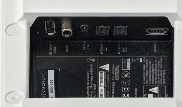 Panel przyłączeniowy jest typowy dla wielu prostych soundbarów, pojedyncze wejście HDMI jest dedykowane telewizorowi, oprócz niego są jeszcze wejścia cyfrowe (optyczne) i analogowe, USB to tylko źródło zasilania (i zadania serwisowe).