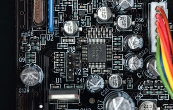 Przetwornik cyfrowo-analogowy AKM AK4490EQ
radzi sobie z materiałami HD, jednak tutaj jego
pracę ograniczono do trybu 16 bit/44,1 kHz.